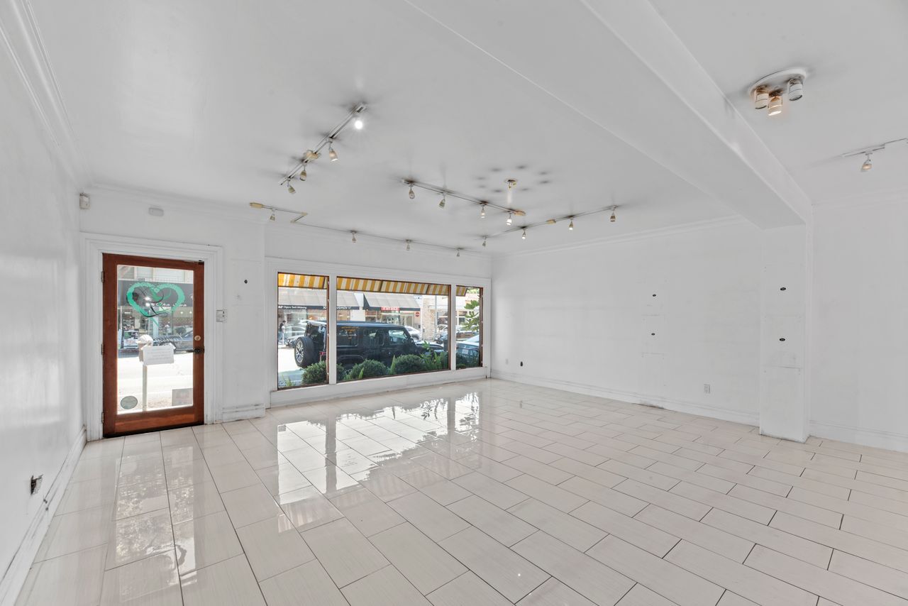 1129-1133 Montana Ave, Santa Monica, CA for lease Interior Photo- Image 1 of 5