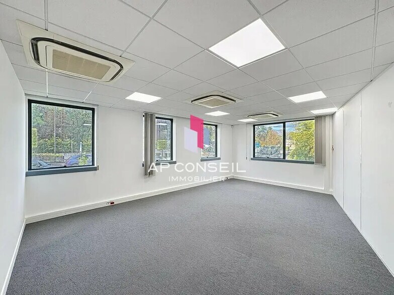 Office in Saint-Germain-en-Laye for lease - Interior Photo - Image 2 of 20