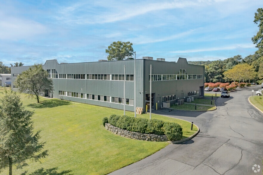 243-247 Route 100, Somers Township, NY for lease - Building Photo - Image 2 of 27