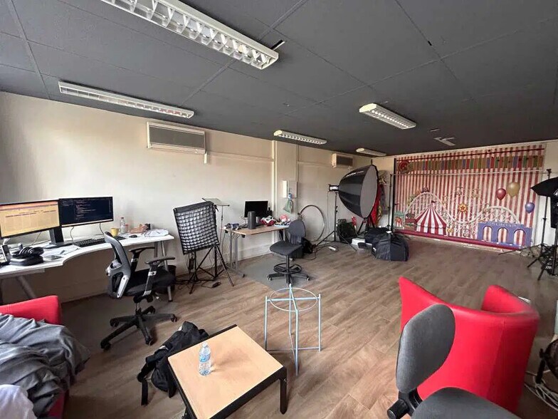 Office in Bron for sale - Interior Photo - Image 3 of 6