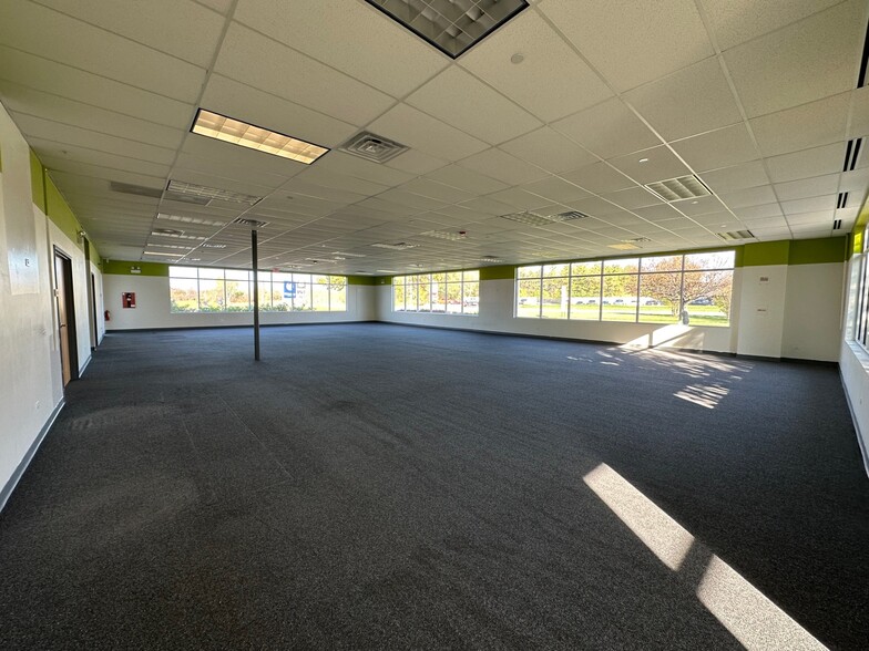 900 S Milwaukee Ave, Vernon Hills, IL for lease - Interior Photo - Image 3 of 6