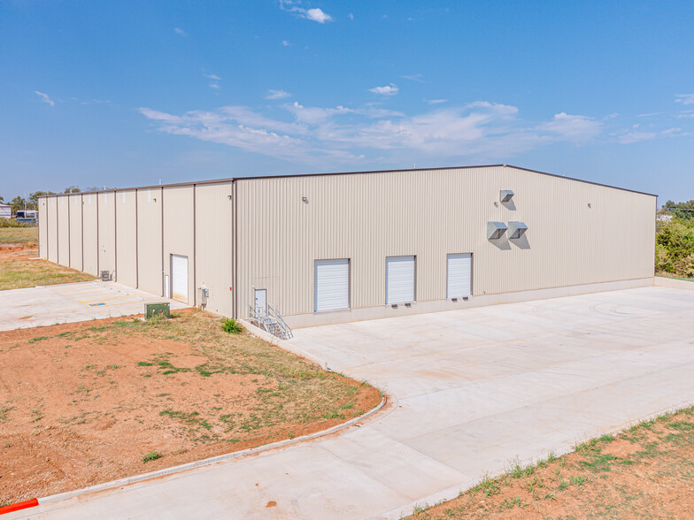 8032 Industrial Dr, Shawnee, OK for lease - Building Photo - Image 1 of 12