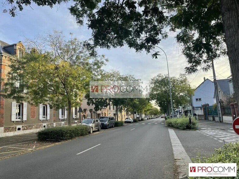 Retail in Chartres for lease - Building Photo - Image 1 of 1