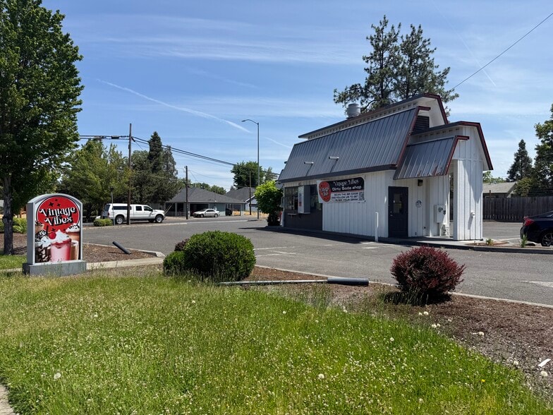 1605 W Main St, Medford, OR for sale - Building Photo - Image 3 of 8