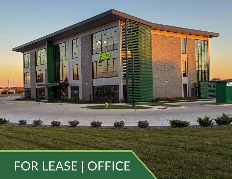 9750 University Ave, West Des Moines, IA for lease - Building Photo - Image 1 of 15