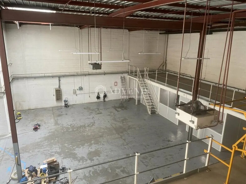 Industrial in Trappes for lease - Interior Photo - Image 1 of 4