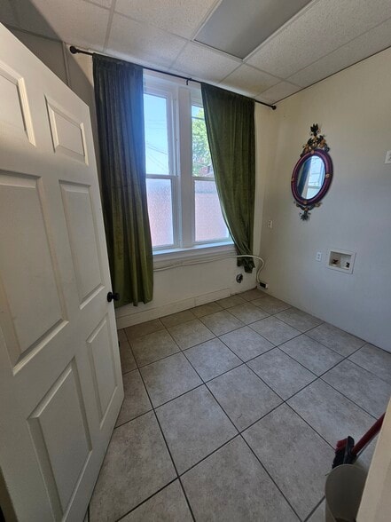 1047 S Big Bend Blvd, Saint Louis, MO for lease - Building Photo - Image 2 of 8