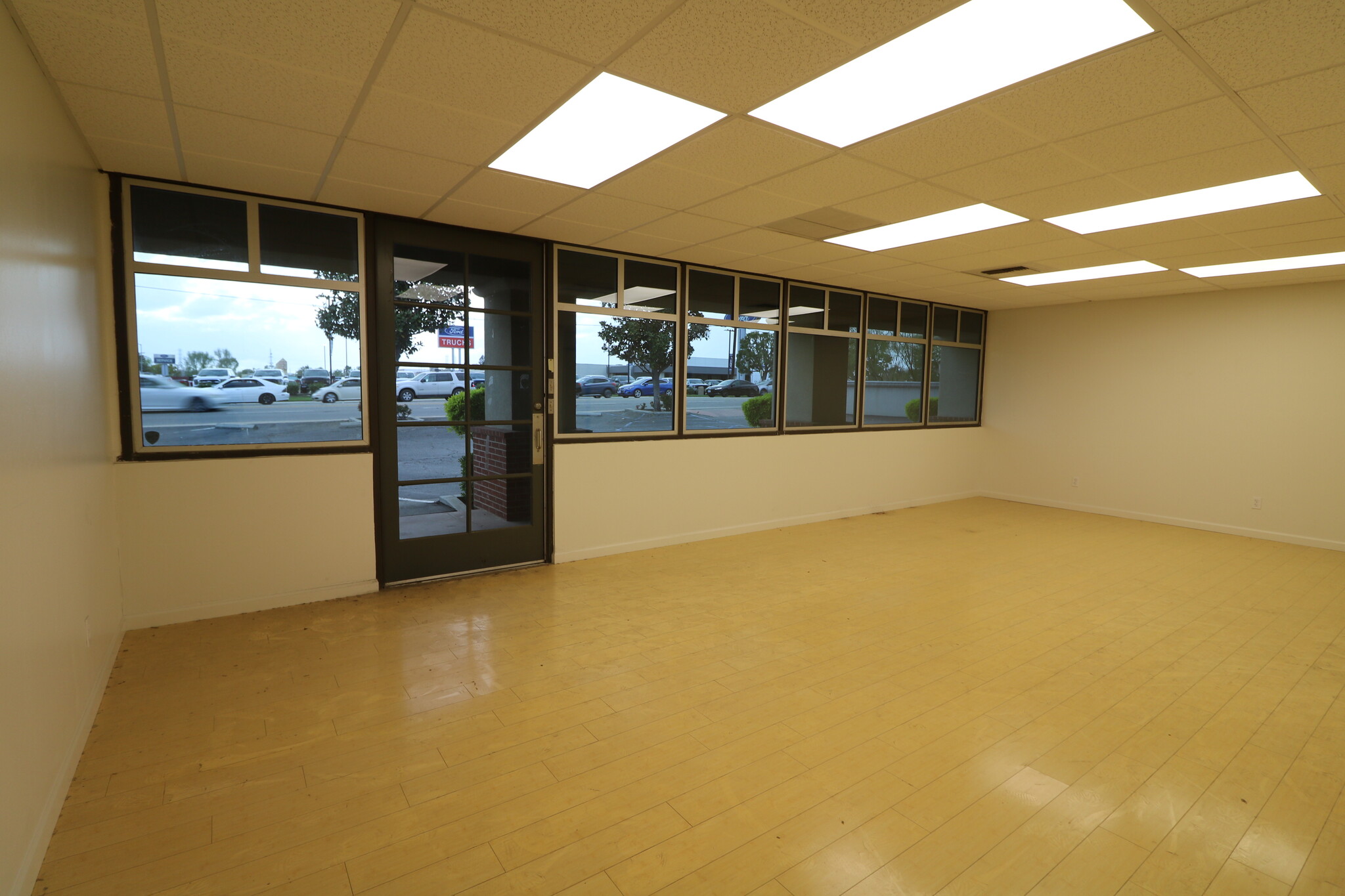 3100 19th St, Bakersfield, CA for lease Interior Photo- Image 1 of 6