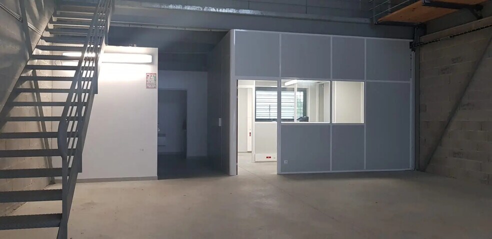 Flex in Six-Fours-les-Plages for lease - Building Photo - Image 3 of 9