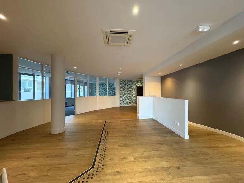 Retail in Nantes for lease - Interior Photo - Image 1 of 12