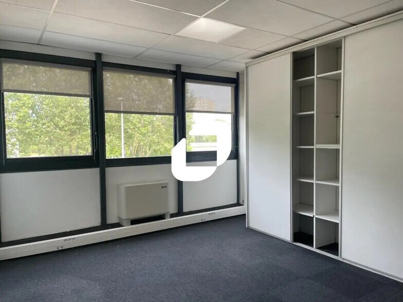 Office in Échirolles for lease - Interior Photo - Image 2 of 6