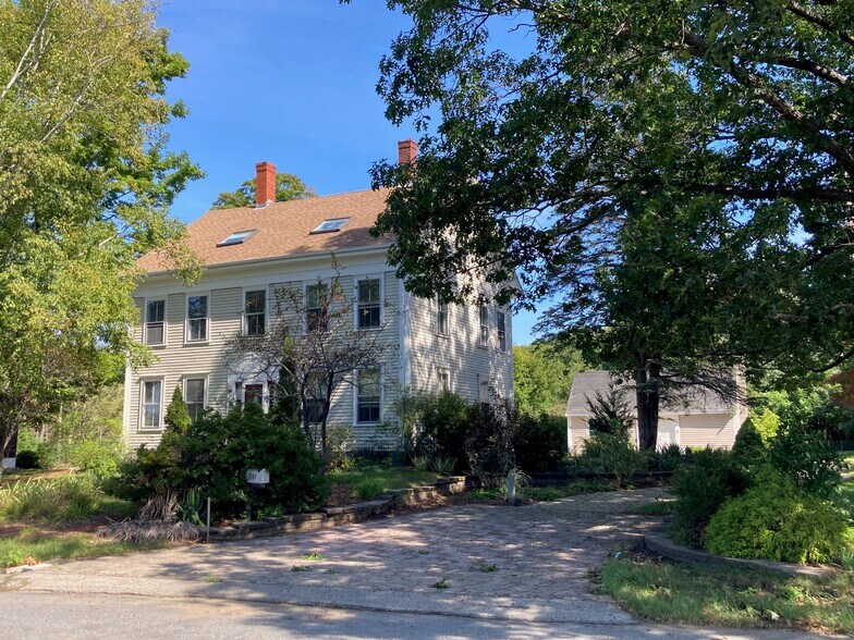 297 Elm St, Amesbury, MA 01913