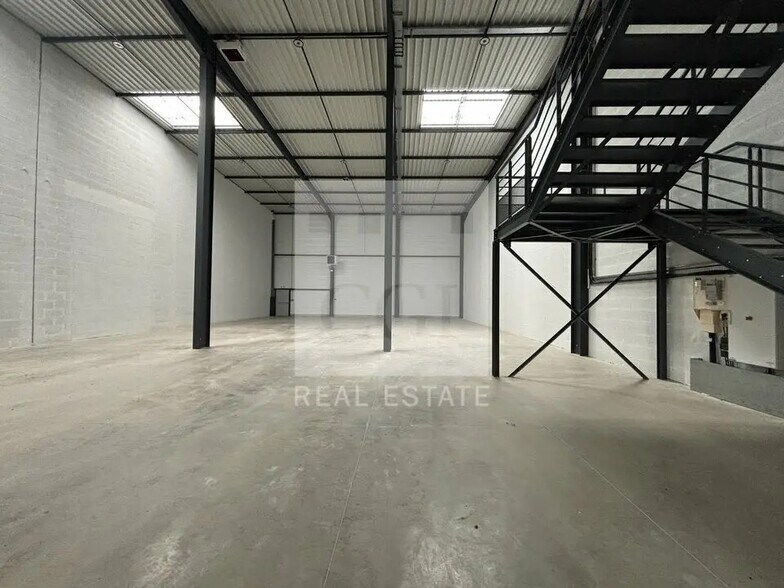 Flex in Heyrieux for lease - Interior Photo - Image 3 of 24
