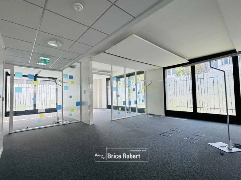 Office in Vaulx-en-Velin for lease - Building Photo - Image 3 of 8