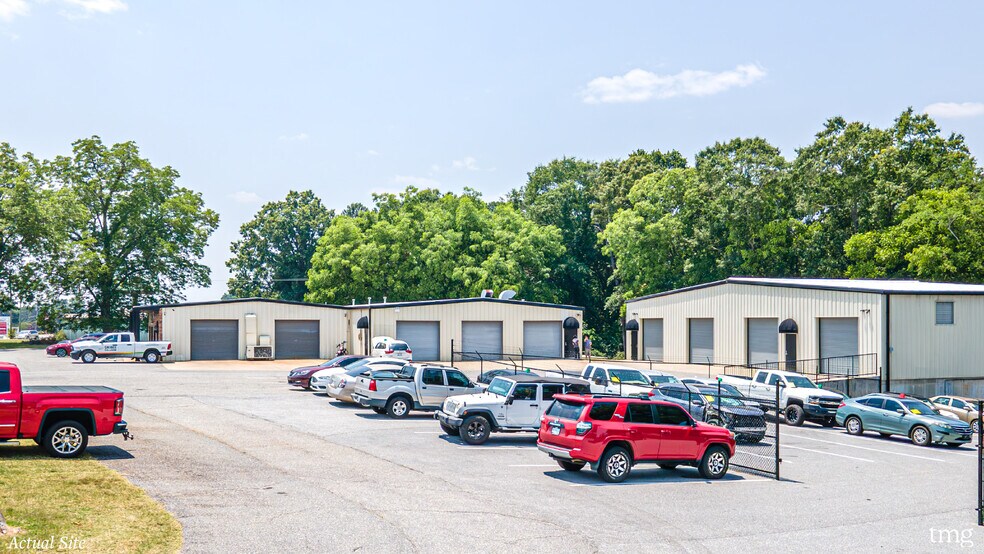 1715 E Greenville St, Anderson, SC 29621 CALIBER COLLISION 15 YR