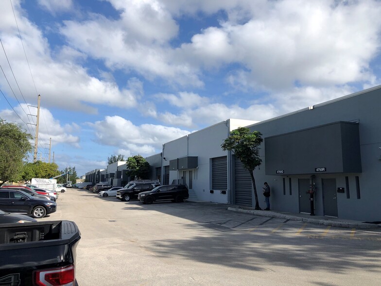 4700-4750 Oakes Rd, Davie, FL for lease - Building Photo - Image 2 of 19