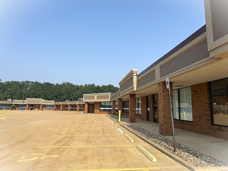 3201-3301 Armar Dr, Marion, IA for lease - Building Photo - Image 1 of 7