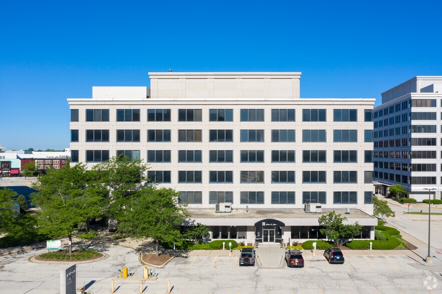 2000 Spring Rd, Oak Brook, IL for sale - Primary Photo - Image 1 of 1