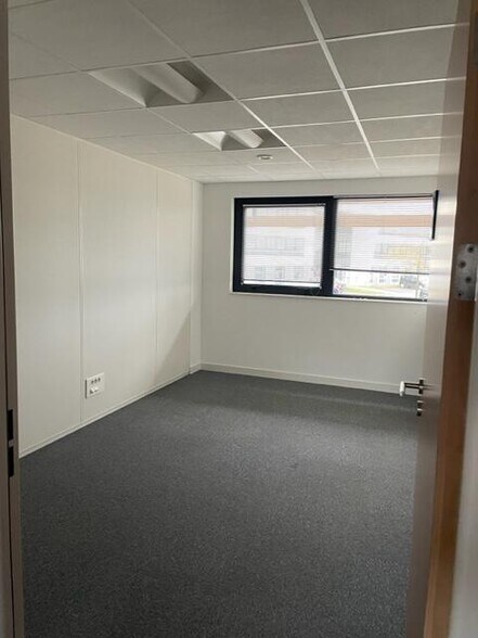 Office in Guipavas for lease - Building Photo - Image 2 of 4