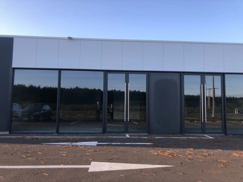 Retail in Mimizan for lease - Building Photo - Image 2 of 11