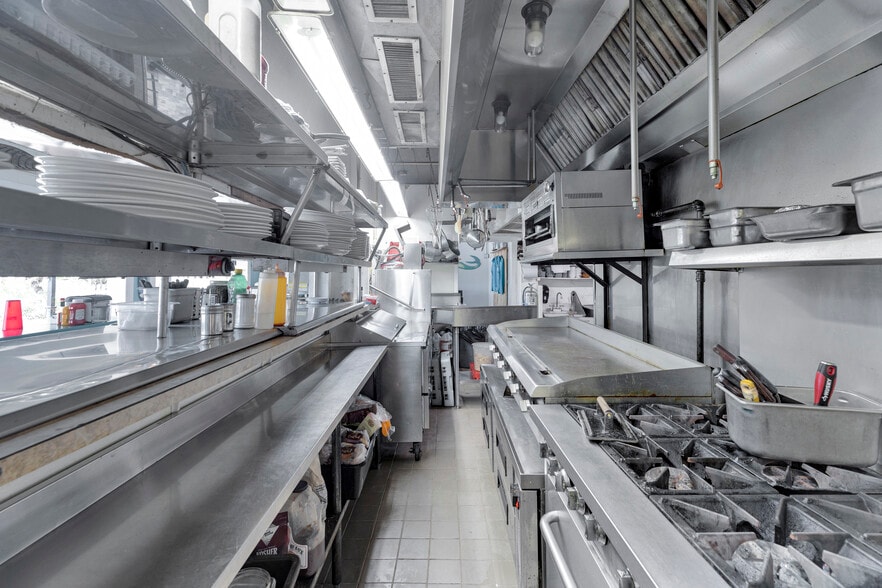 1240 Overseas Hwy, Marathon, FL for sale - Interior Photo - Image 3 of 76