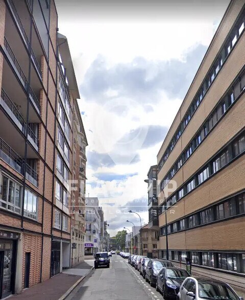 Retail in Clichy for lease - Building Photo - Image 1 of 2