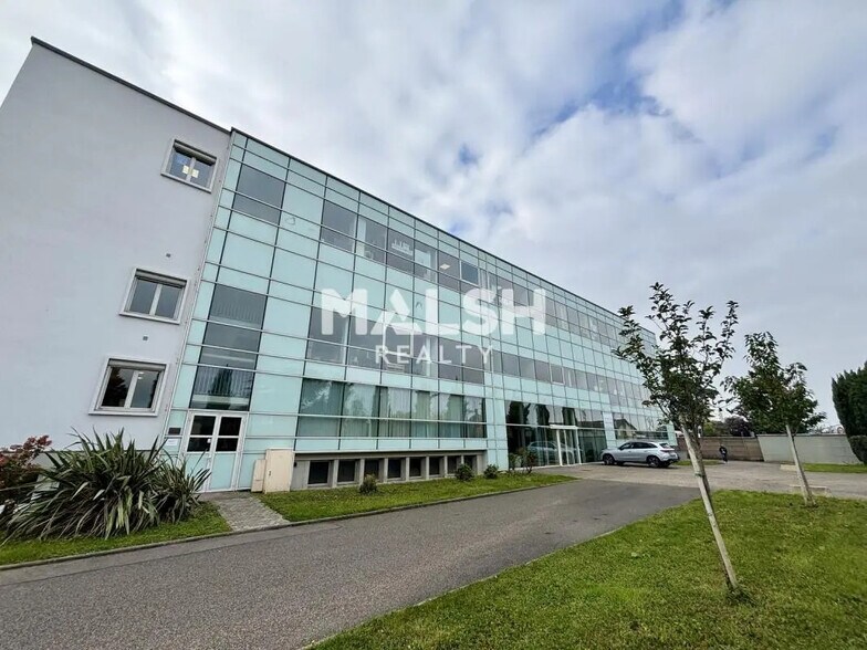 Office in Vaulx-en-Velin for lease - Building Photo - Image 1 of 6