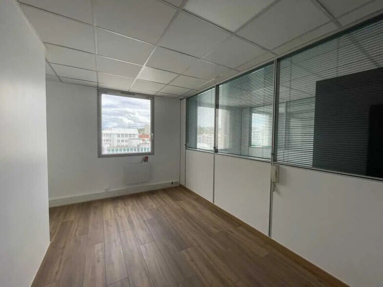 Office in Pantin for lease - Interior Photo - Image 1 of 6