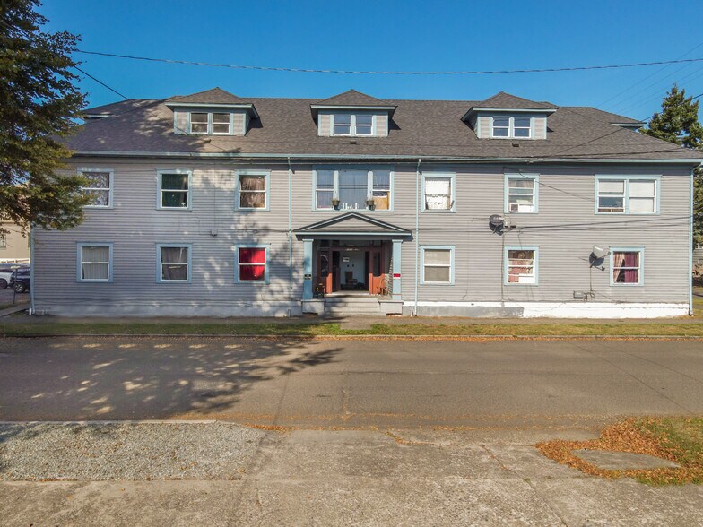 2214 5th St, Tillamook, OR 97141