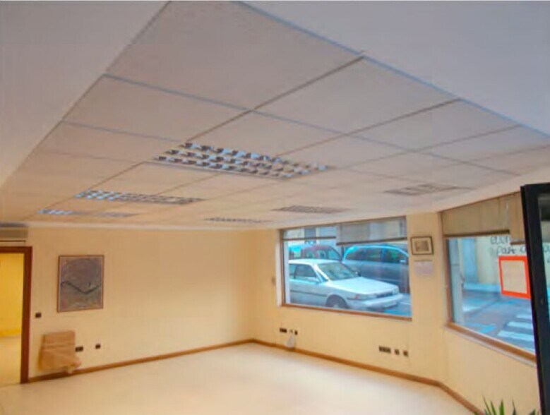 Retail in Salamanca for lease - Building Photo - Image 3 of 7