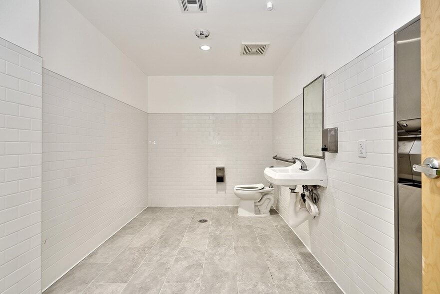 132 Business Center Dr, Corona, CA for lease - Interior Photo - Image 3 of 11