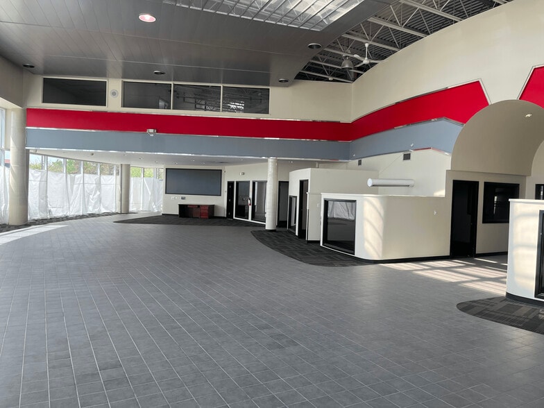 17250 Stony Plain Rd, Edmonton, AB for lease - Interior Photo - Image 3 of 6