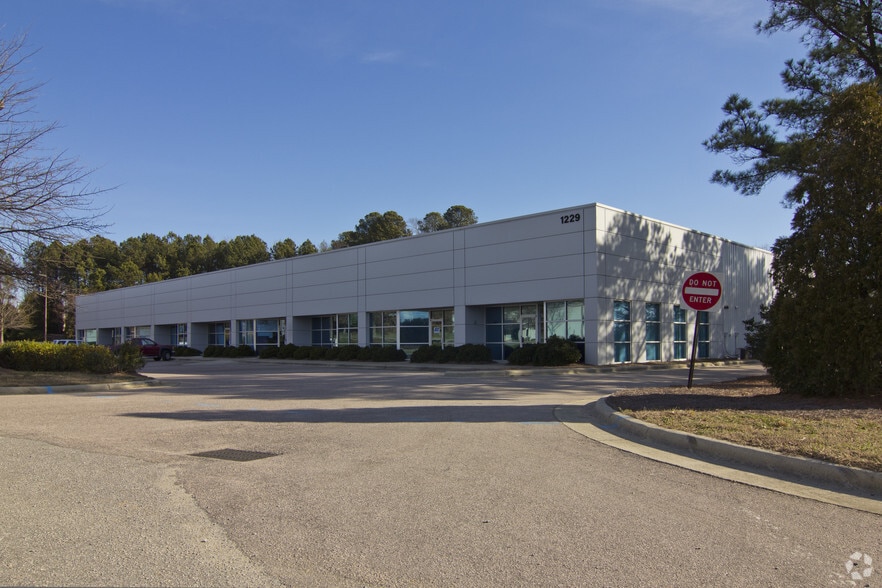 1229 Perry Rd, Apex, NC for lease - Primary Photo - Image 1 of 5