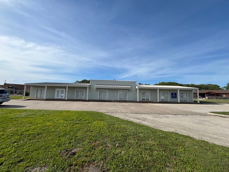 126-140 W Cleveland Blvd, Aransas Pass, TX for sale - Building Photo - Image 1 of 4