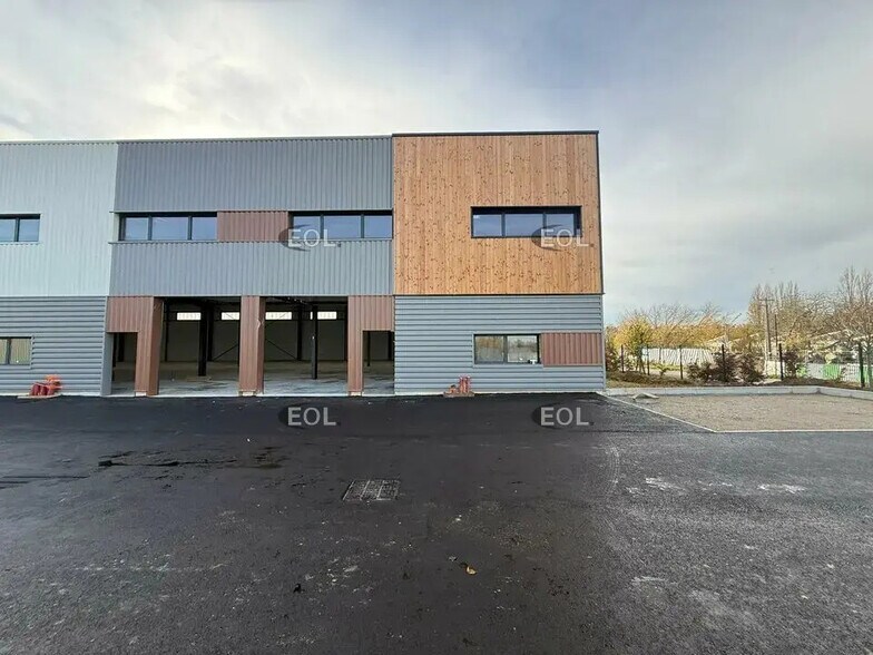 Flex in Viarmes for lease - Building Photo - Image 2 of 8