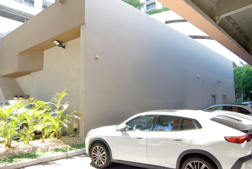 3630 NE 1st Ct, Miami, FL for lease - Building Photo - Image 2 of 13