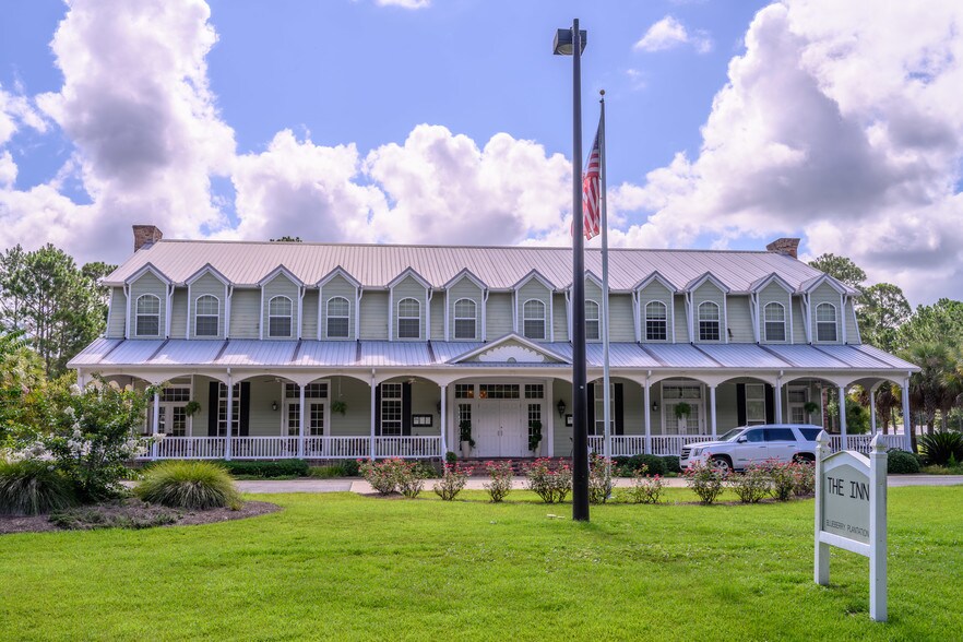 174 Plantation Dr, Alma, GA 31510