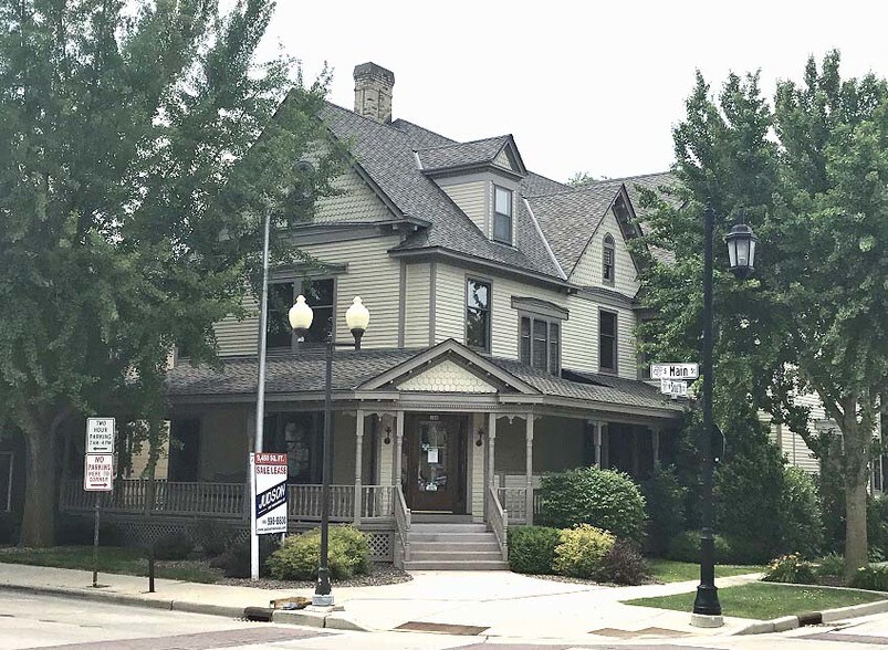 100 S Main St, Oconomowoc, WI for sale - Building Photo - Image 1 of 1