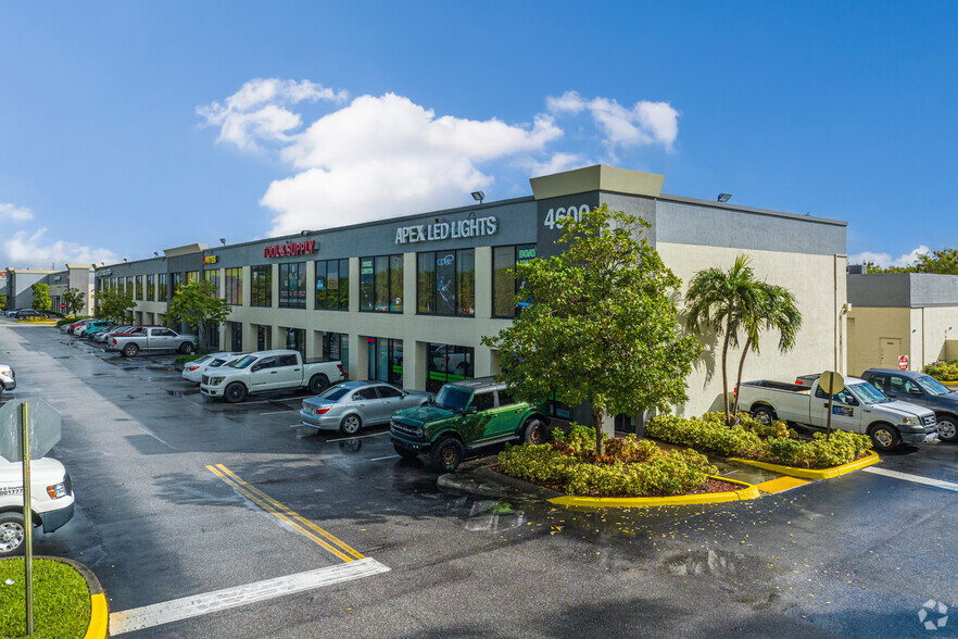 4500 N Powerline Rd, Deerfield Beach, FL for lease - Building Photo - Image 2 of 16