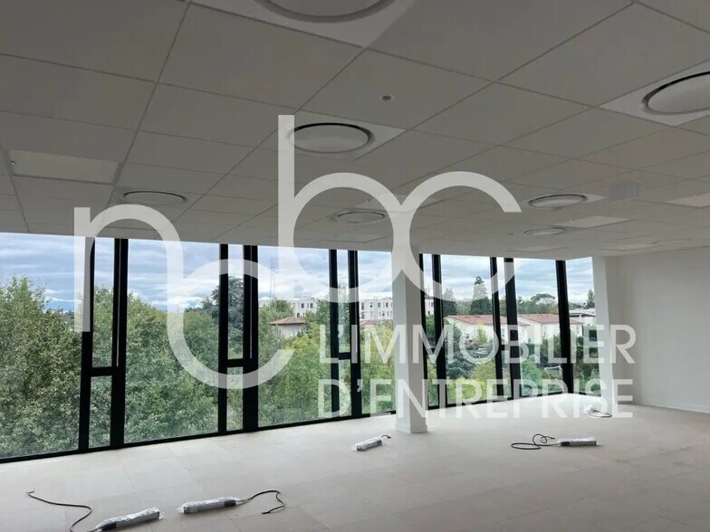Office in Limonest for lease - Building Photo - Image 2 of 12