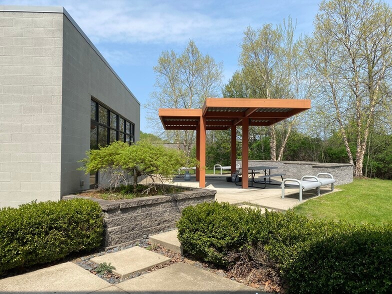 286 Hedcor Rd, Holland, MI for sale - Building Photo - Image 3 of 9