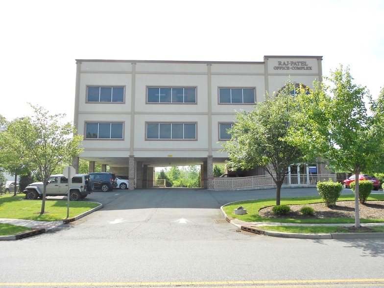 300 Penhorn Ave, Secaucus, NJ for lease - Primary Photo - Image 1 of 32