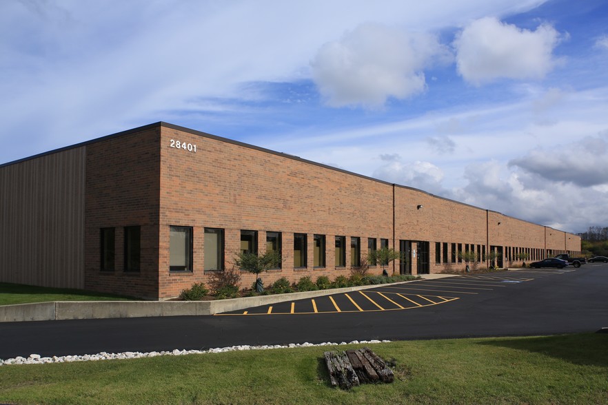 28401 N Ballard Dr, Lake Forest, IL for lease - Building Photo - Image 1 of 5