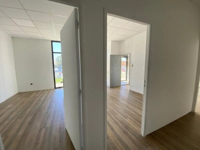 Flex in Aix-en-Provence for lease - Interior Photo - Image 3 of 6