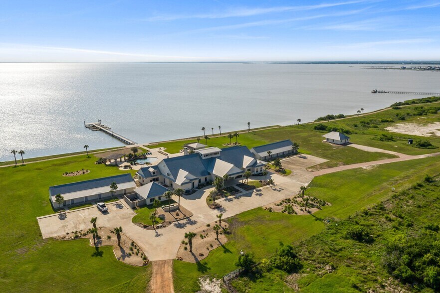 165 Falcon Point Rd, Seadrift, TX for sale - Building Photo - Image 1 of 1