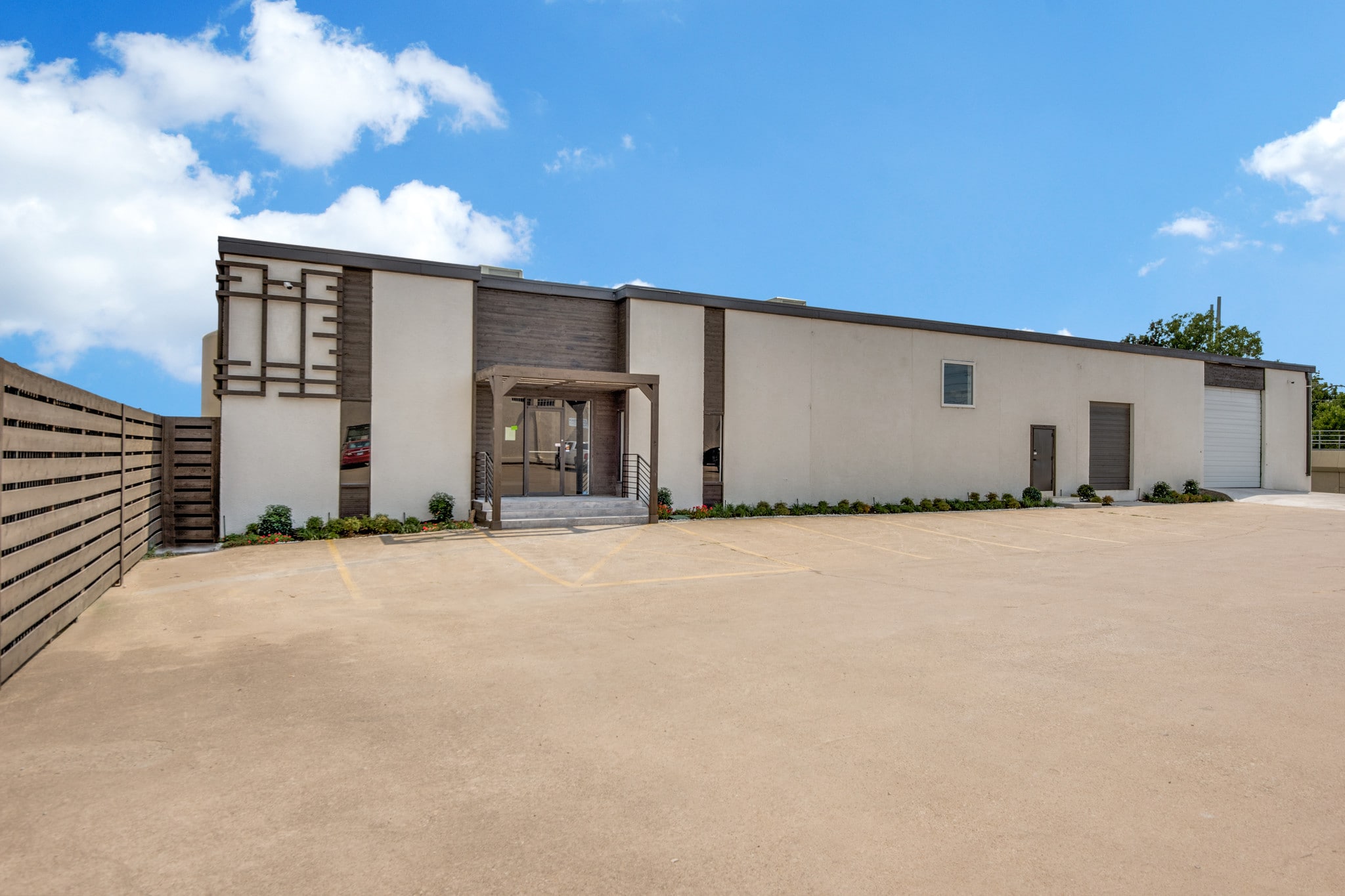 13840 Denton Dr, Farmers Branch, TX for lease Primary Photo- Image 1 of 30