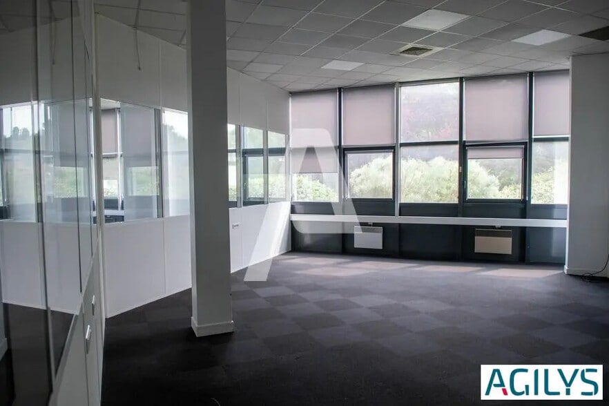 Flex in Villebon-sur-Yvette for lease - Interior Photo - Image 2 of 10