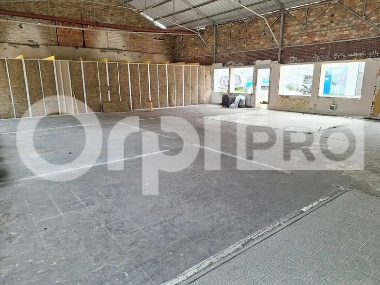 Flex in Attichy for lease - Building Photo - Image 2 of 6