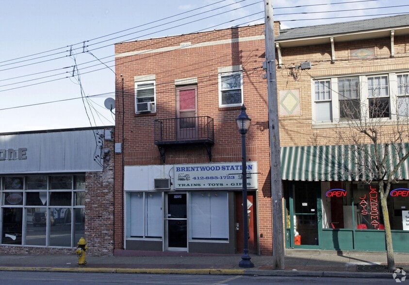 9 Unit Mixed-Use Portfolio portfolio of 2 properties for sale on LoopNet.com - Building Photo - Image 2 of 12