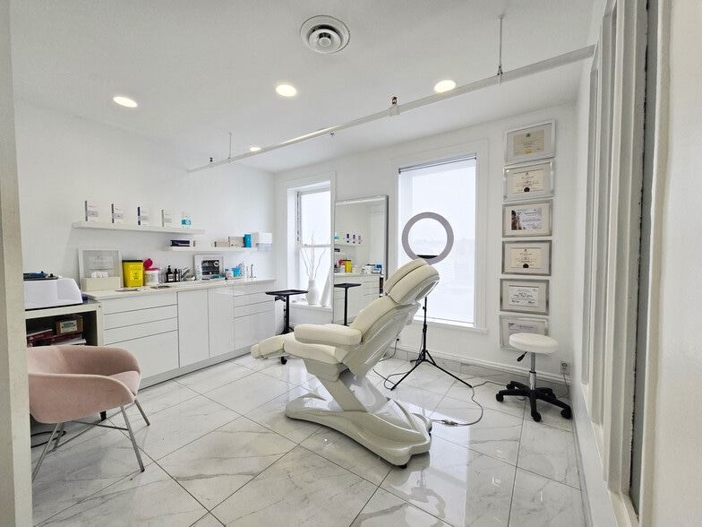 12-18 Byward Market Sq, Ottawa, ON for lease - Interior Photo - Image 2 of 10